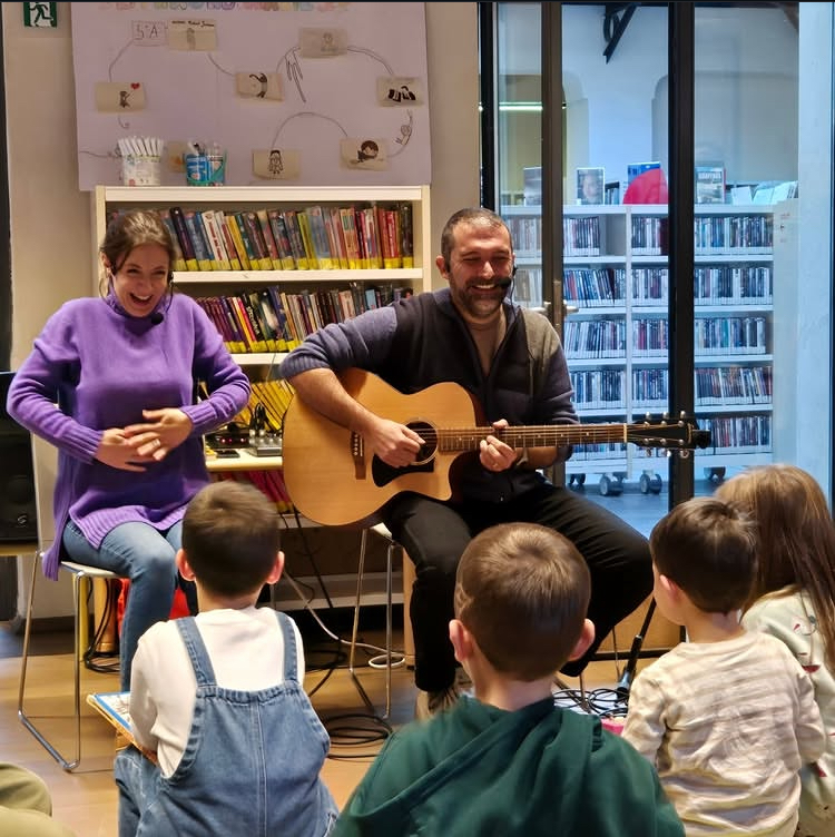 Storie Suonate in una biblioteca con i bambini