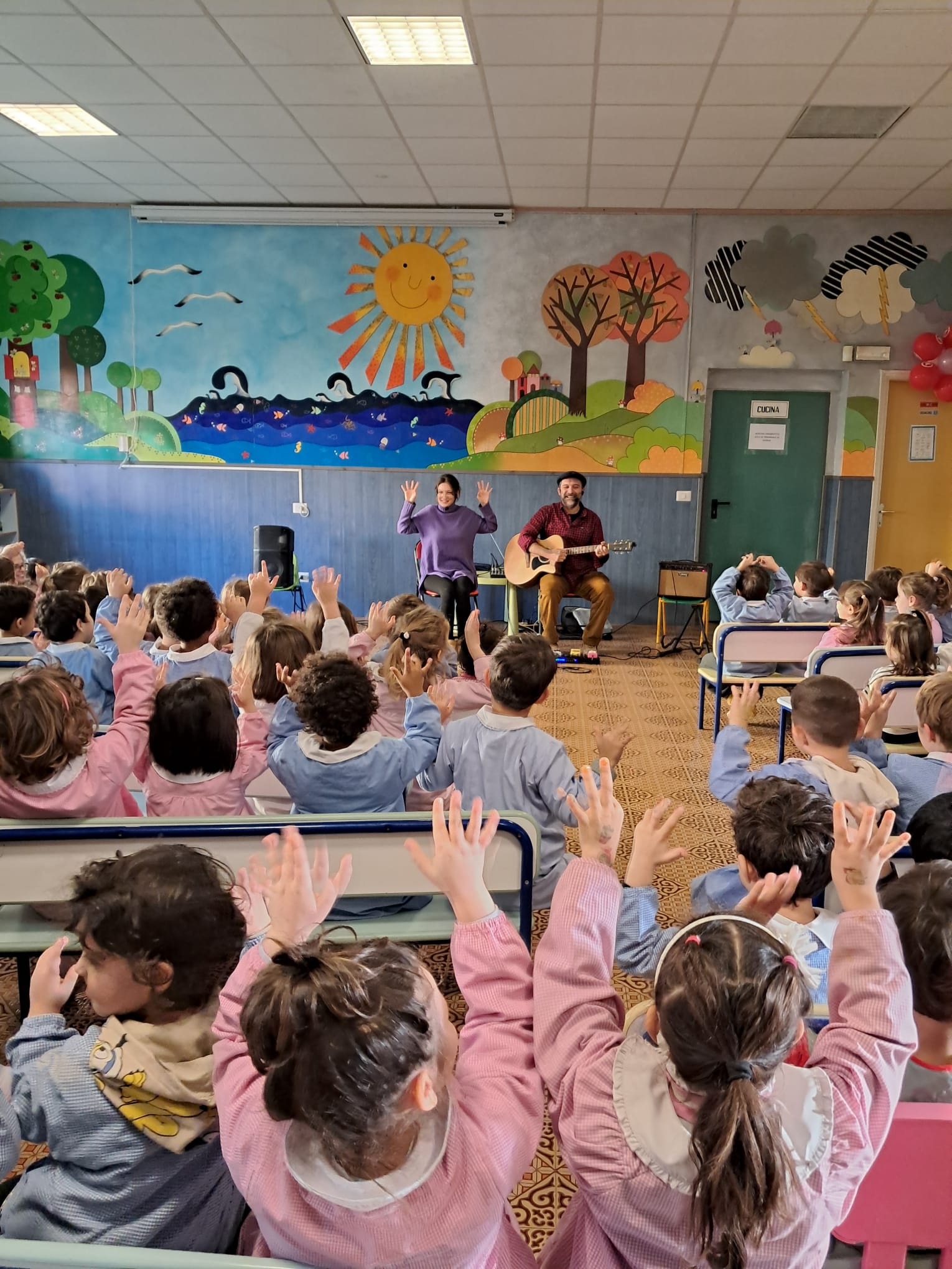 Bambini coinvolti durante lo spettacolo